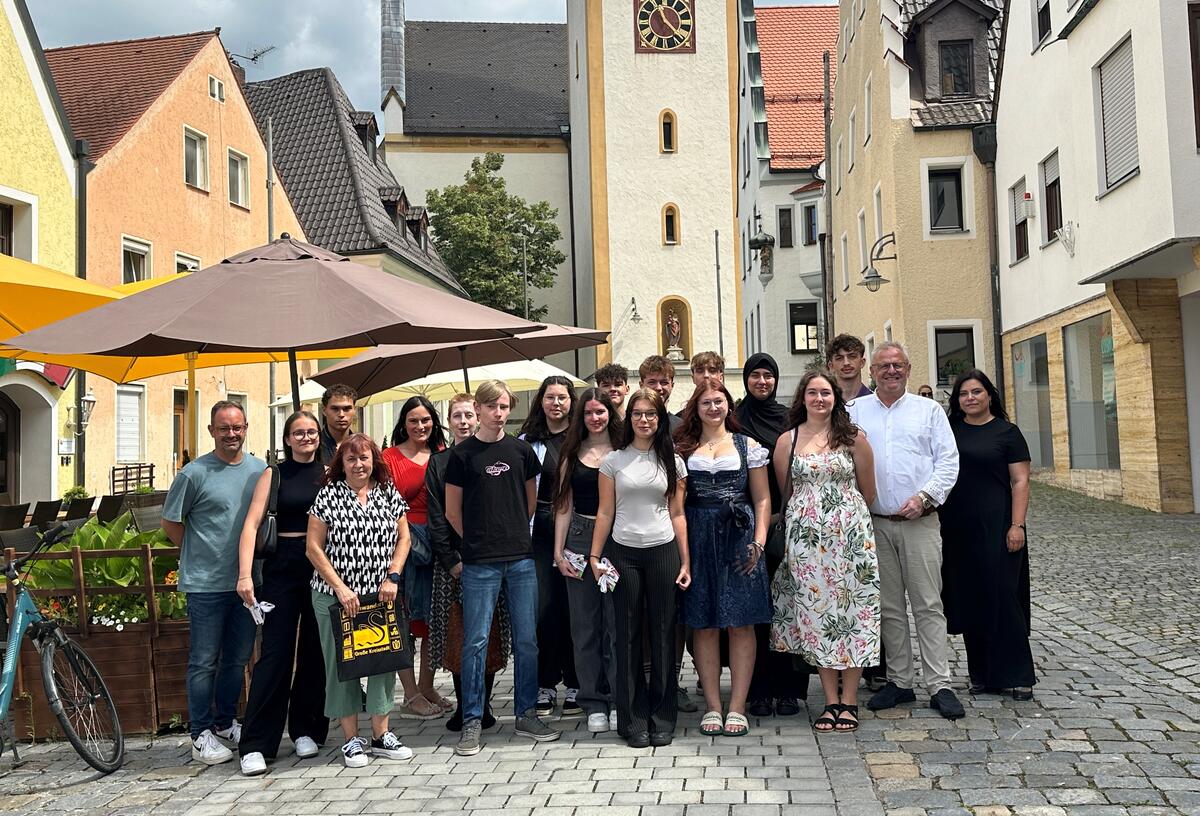 Oberbürgermeister Andreas Feller (2.v.r.) lud die Abschlussschülerinnen und -schüler der Mittelschule Dachelhofen zusammen mit ihren Lehrkräften zum gemeinsamen Mittagessen ein.