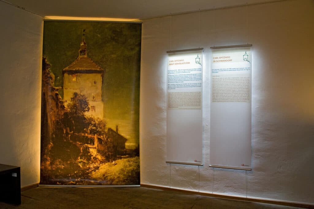 Eine wunderschöne Nachbildung vom Maler Carl Spitzweg befindet sich am Blasturm - Stadtturm im Mondschein