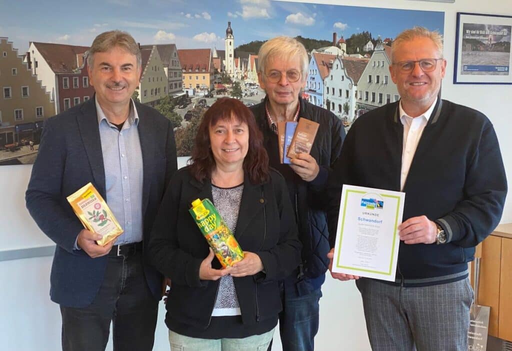 OB Andreas Feller; Wolfgang Nowak, Mitglied der Fairtrade-Steuerungsgruppe; Sabine Brunner, Büro des Oberbürgermeisters und Stadtrat Alfred Damm, Vorsitzender der Steuerungsgruppe, präsentieren die Rezertifizierungsurkunde, die Schwandorf weiterhin als Fairtrade-Stadt auszeichnet.