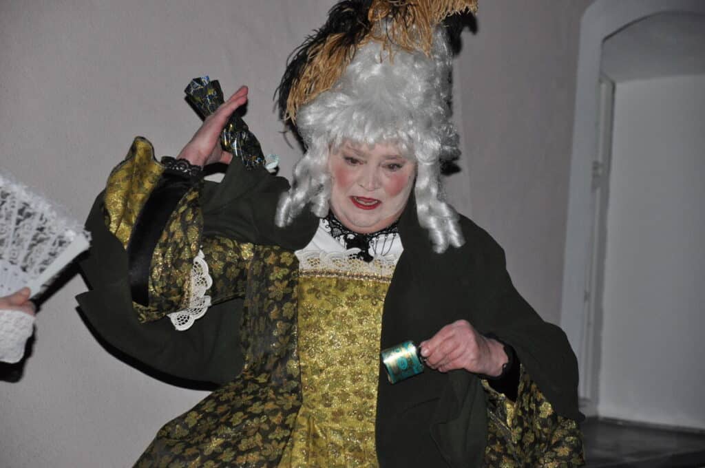 Die Schauspielerin im barocken Kostüm spielt ihre Rolle sehr überzeugend.