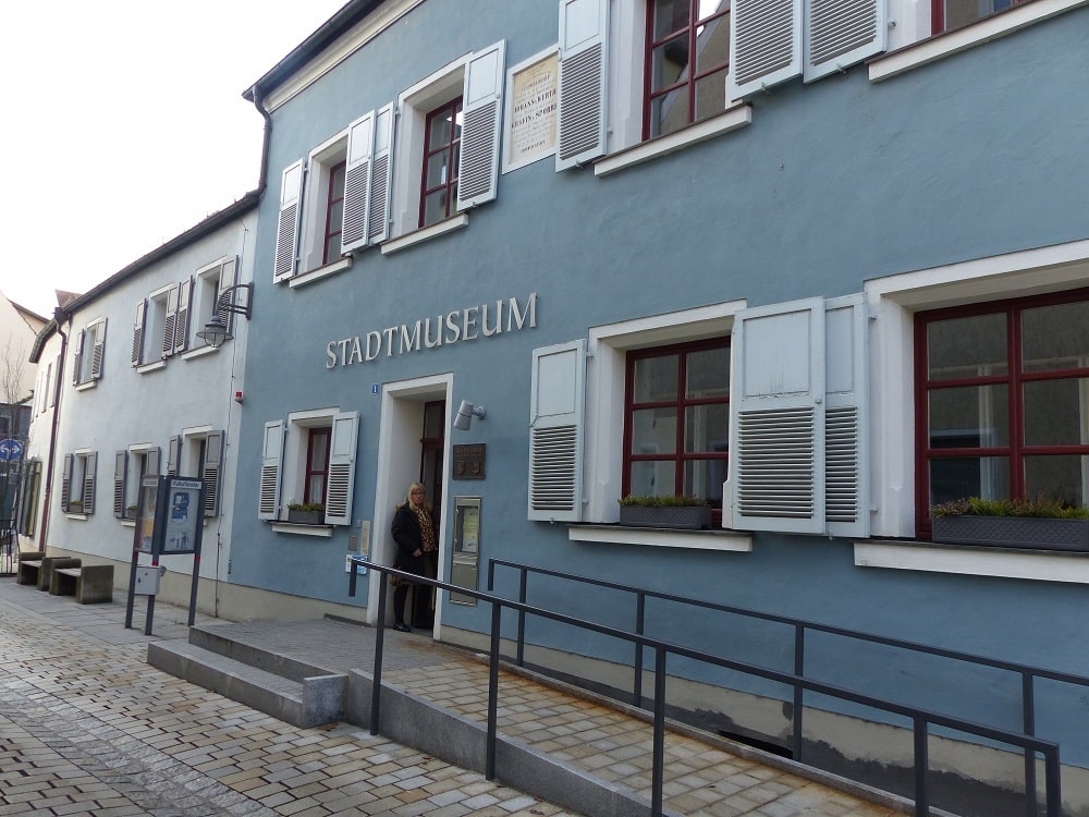 Das Stadtmuseum von außen. Es zeigt auch die neue Rampe vor dem Eingang, für einen barrierefreien Eingang.