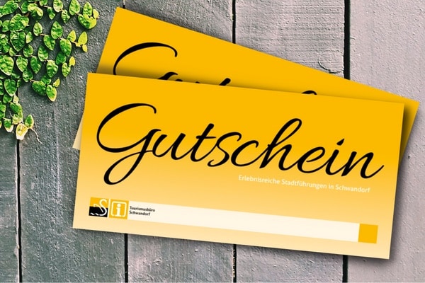 Foto von zwei gelben Gutscheinen des Tourismusbüros.